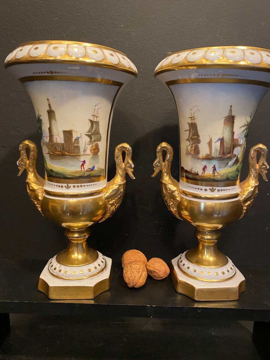 Paire De Vases En Porcelaine