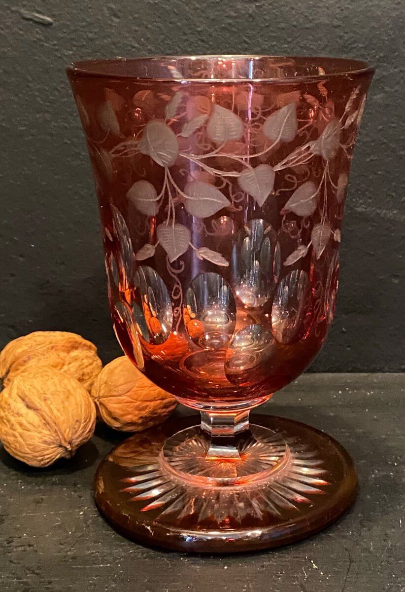 Vase En Cristal Rouge Taillé .