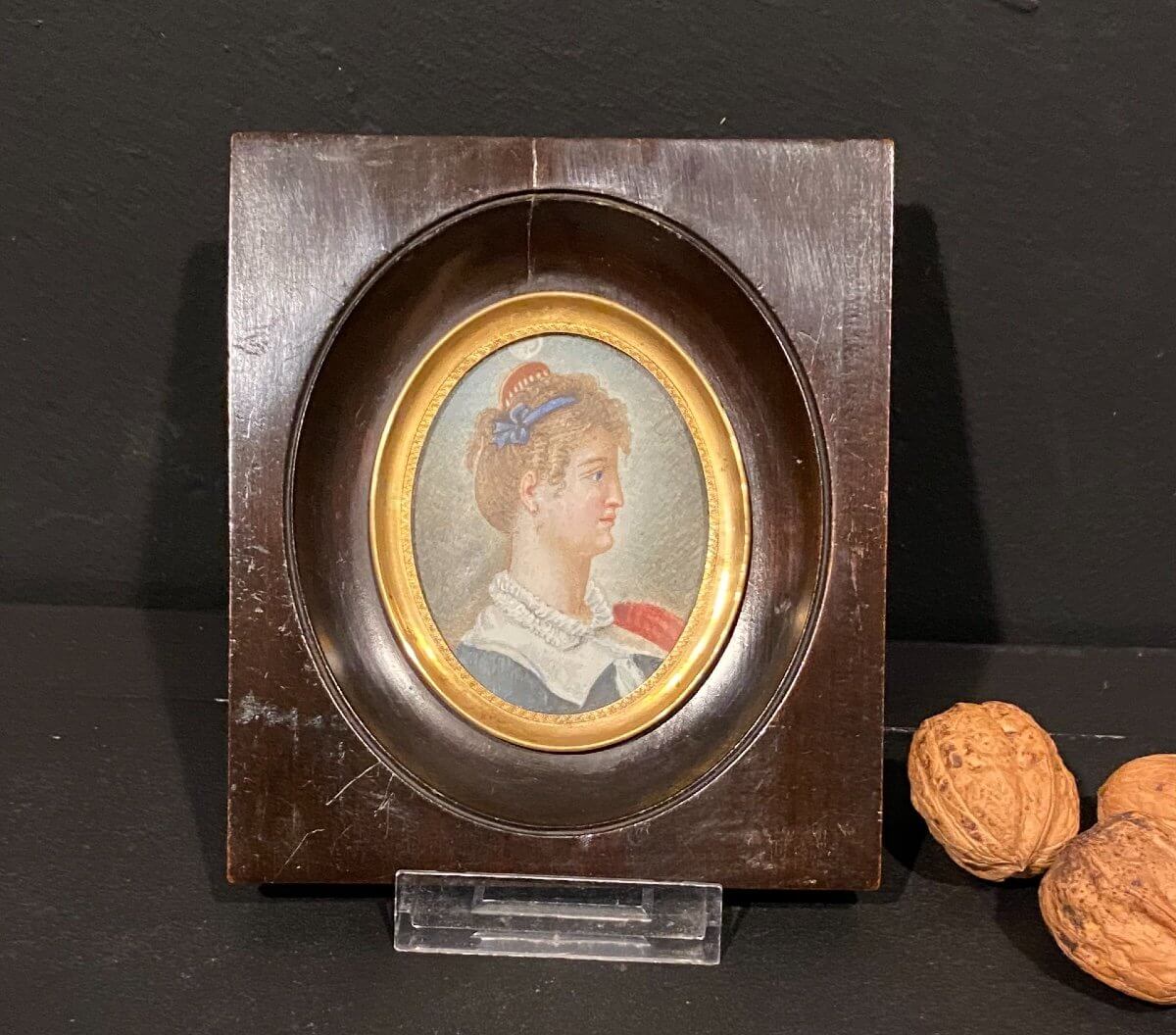 Miniature, Portrait Femme De Profil