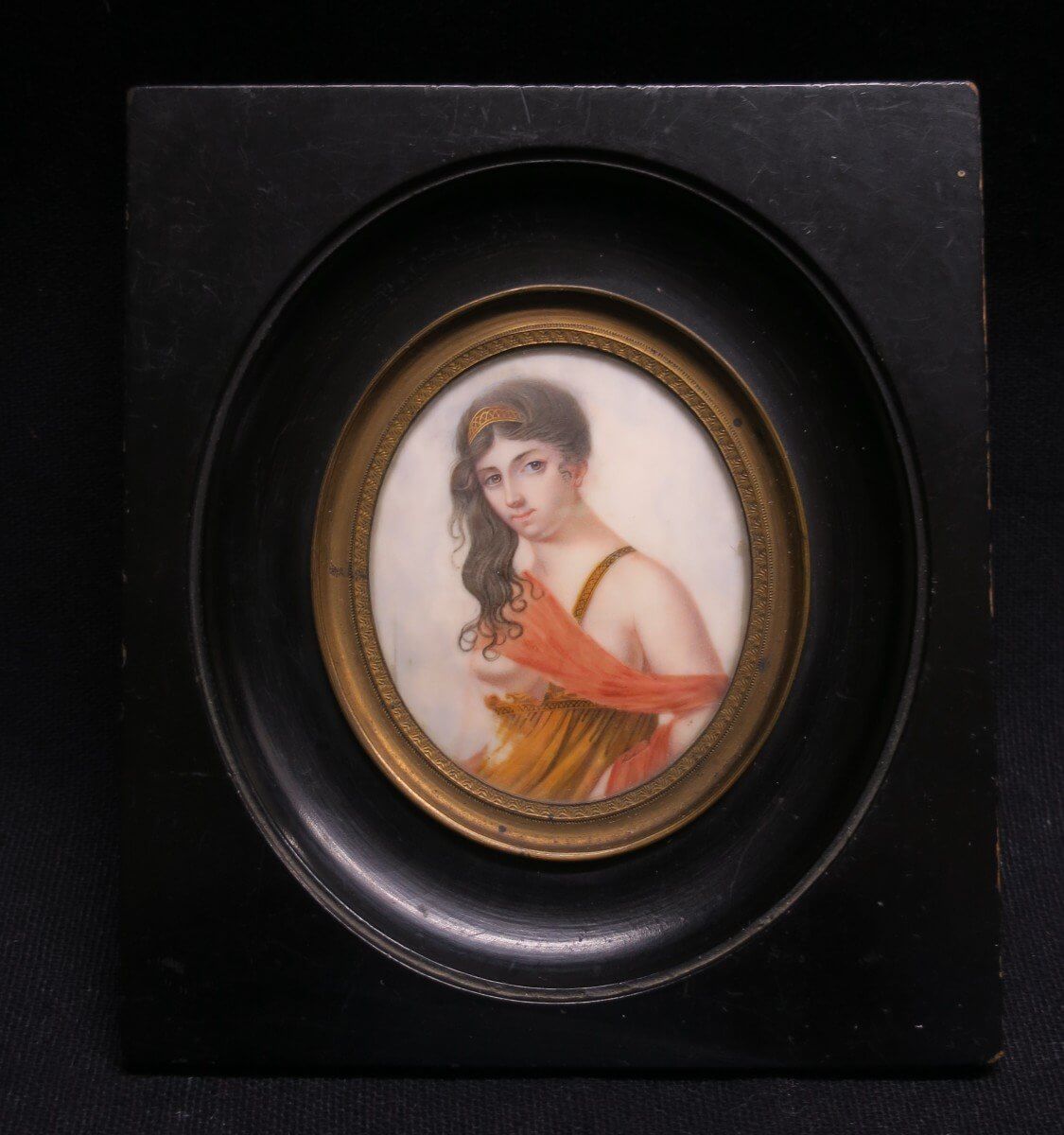 Miniature, Femme à Lépaule Dénudée .