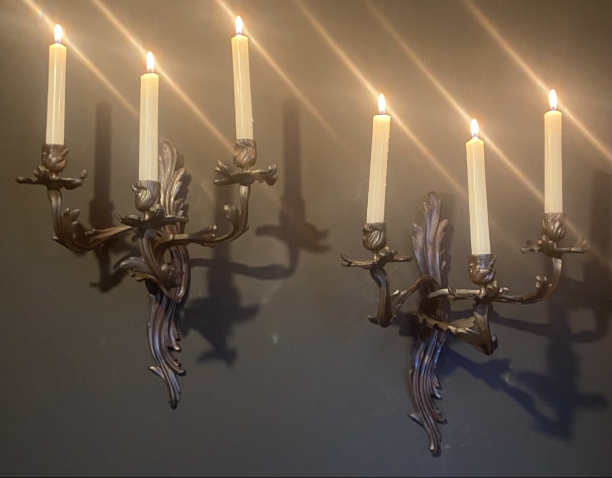 paire d'appliques à trois bras de lumière en bronze à patine brune.