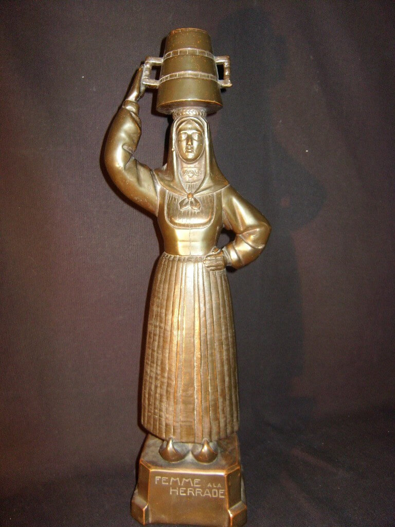 Femme à la herrade, statue en cuivre signée A Jouanneault
