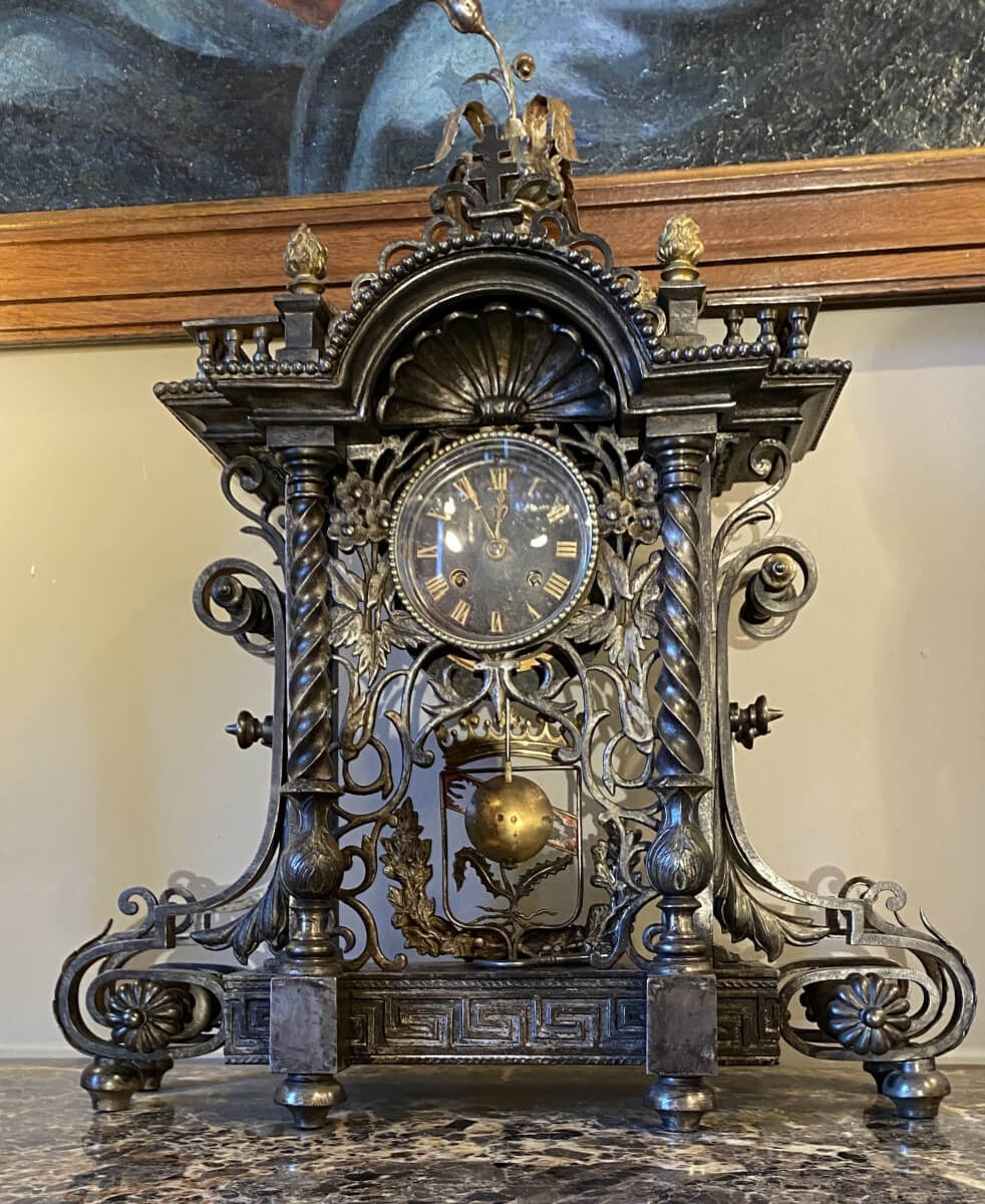 Pendule aux armes de lorraine en fer et fonte, marquée au dos Stezle .