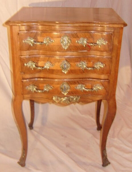 chevet Louis XV marqueté toutes faces