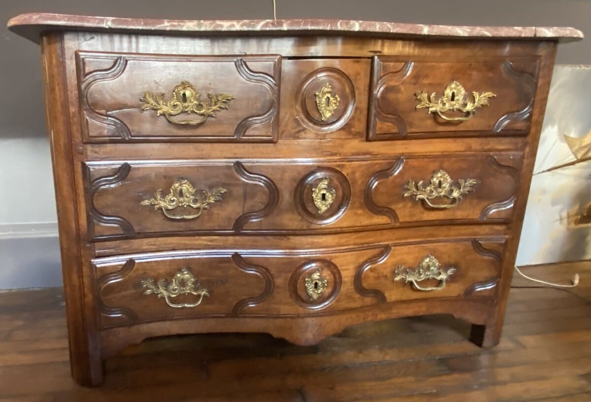commode en noyer du XVIII° siècle