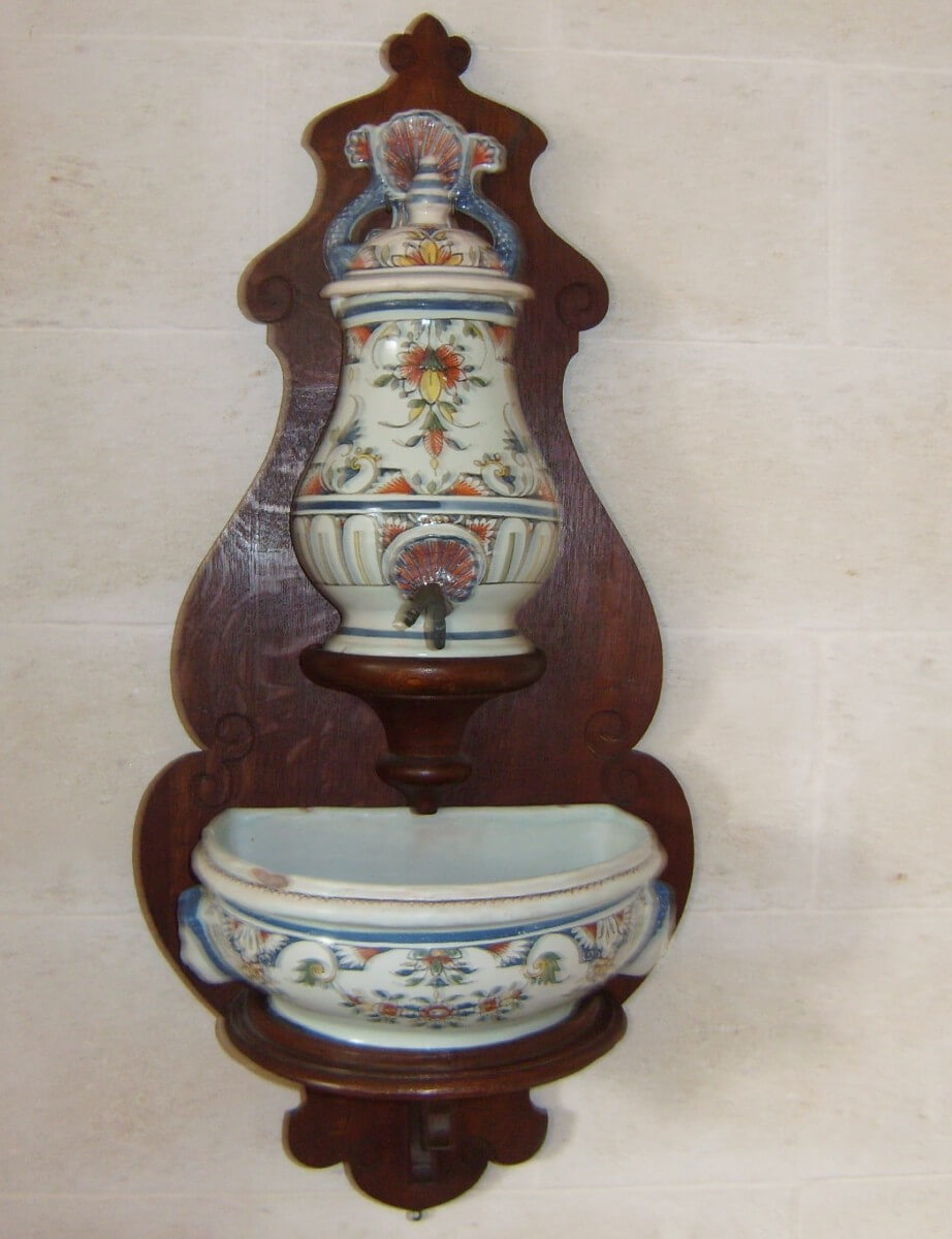 fontaine XVIII° en faïence