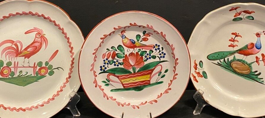trois assiettes en faïence de l'est