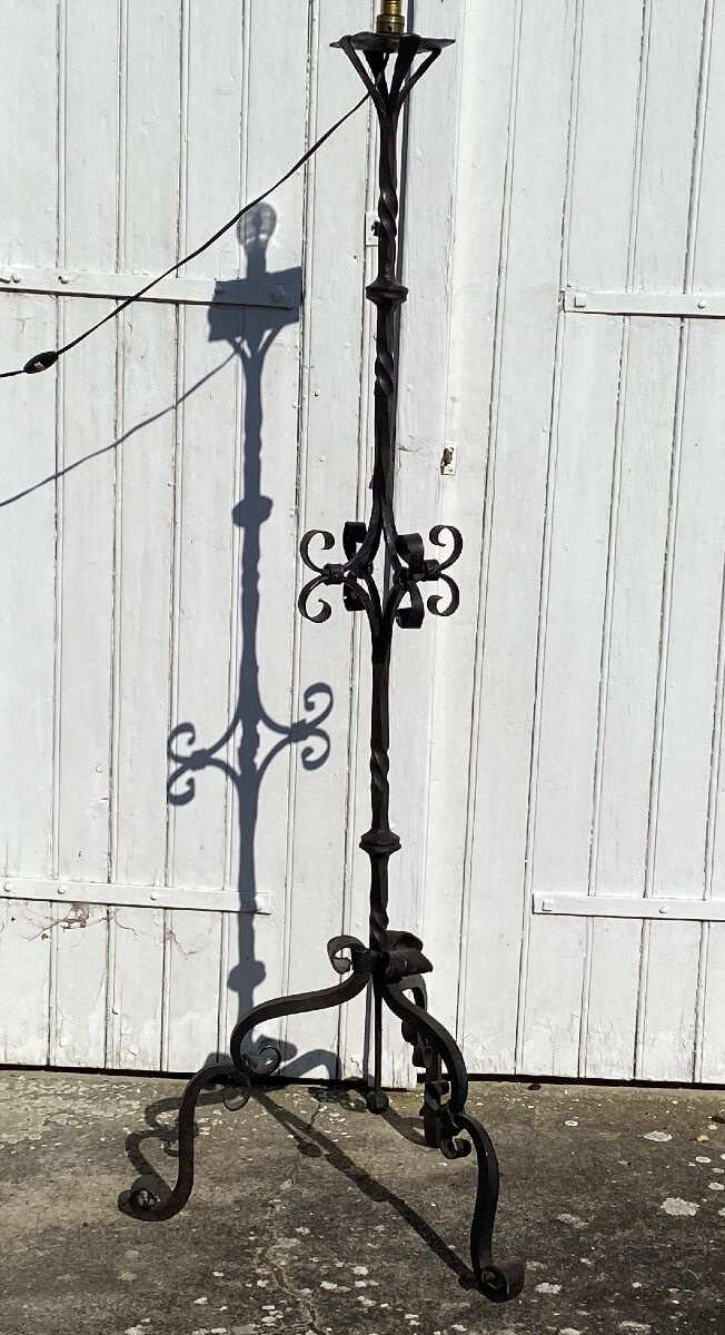 lampadaire en fer forgé signé Mychajlow.