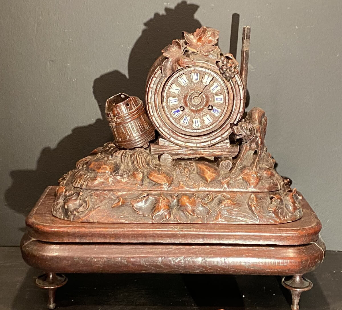 pendule en noyer sculpté, XIX° siècle.