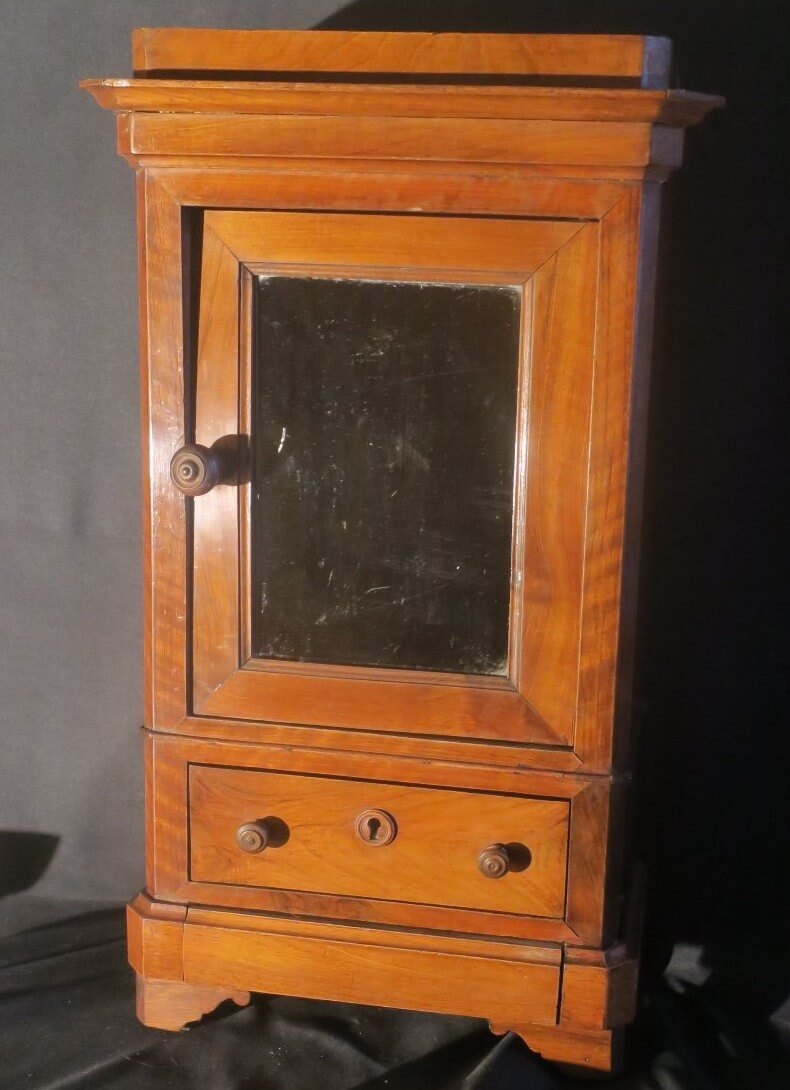 armoire Louis Philippe en miniature