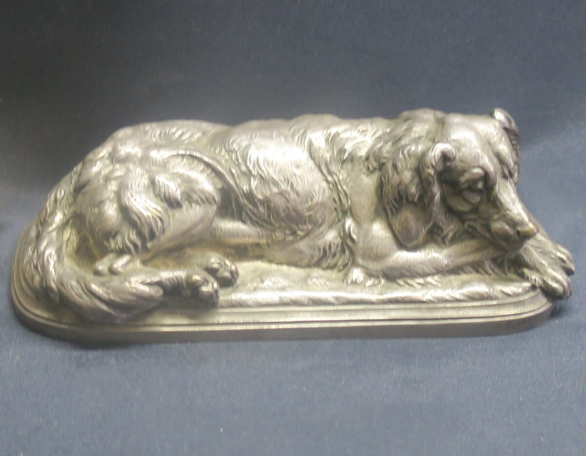 chien en bronze argenté, signé Hingre