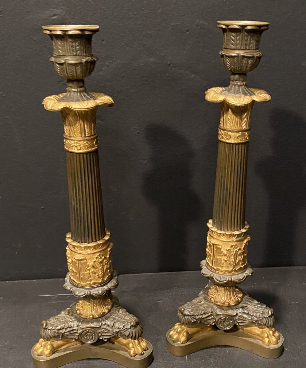 paire de bougeoirs en bronze à deux patines.