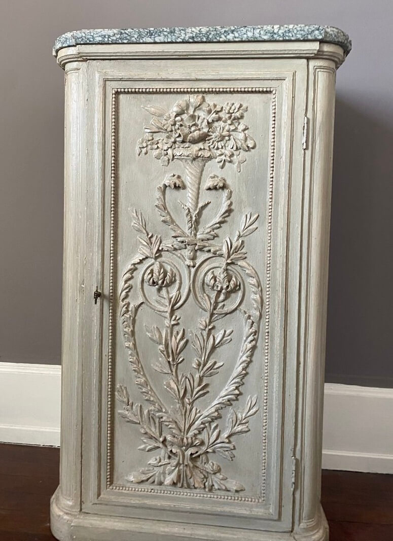 meuble d'appui à une porte