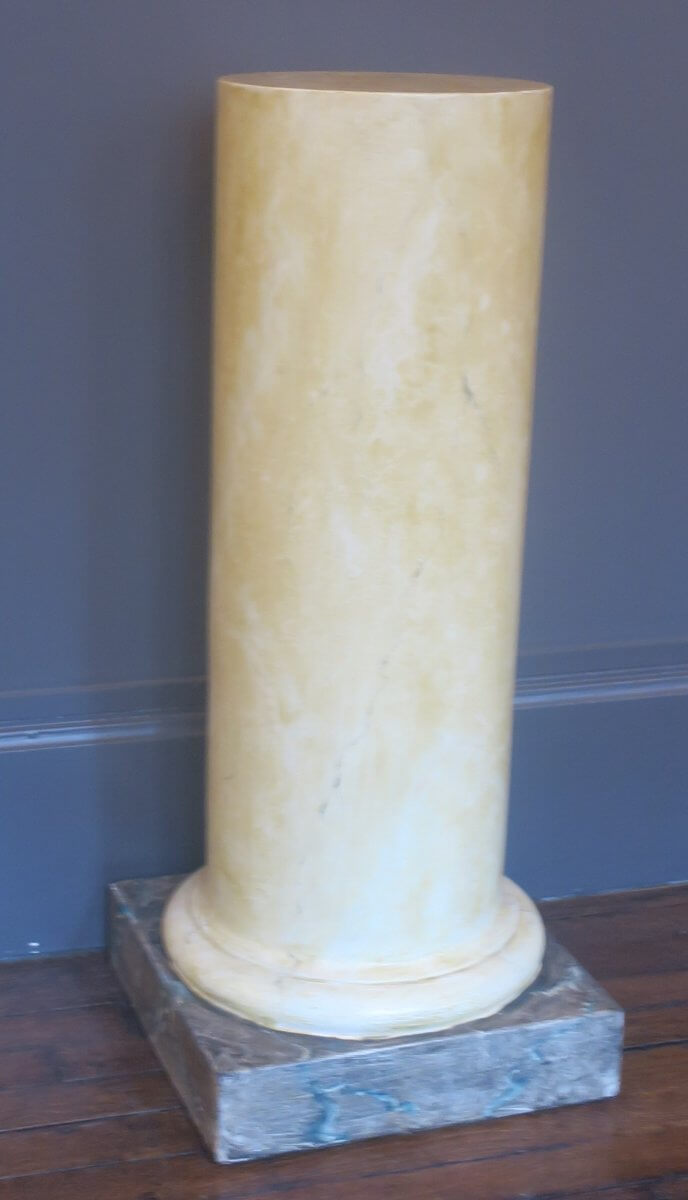 Colonne En Plâtre Peint .