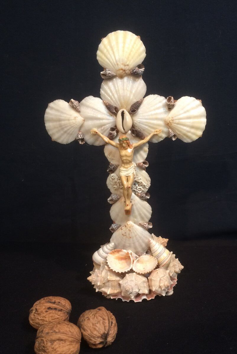 Christ Sur Un Crucifix En Coquillages