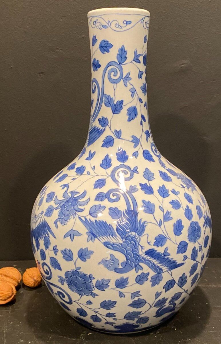 Vase Blanc à Décor Bleu .