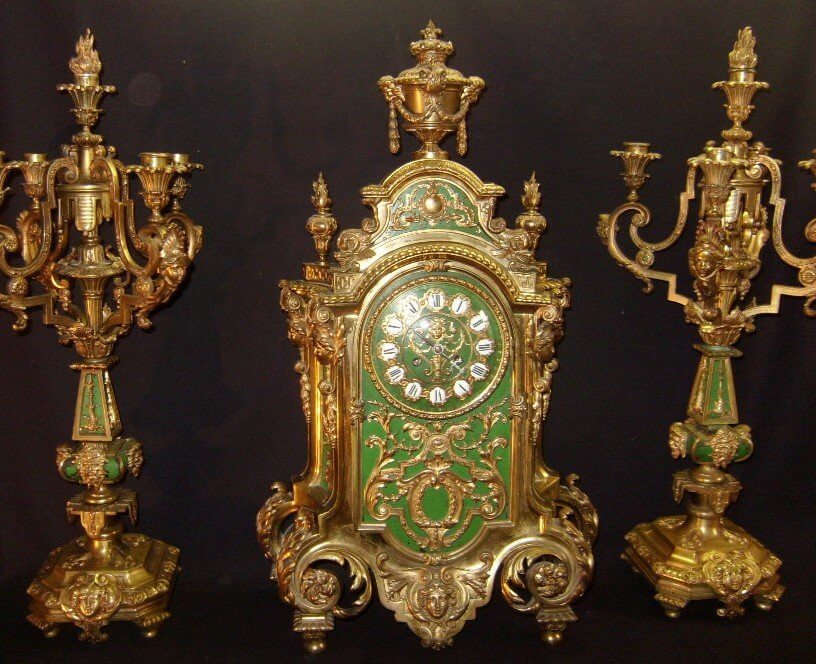 Garniture De Cheminée, Pendule Et Ses Deux Candélabres.