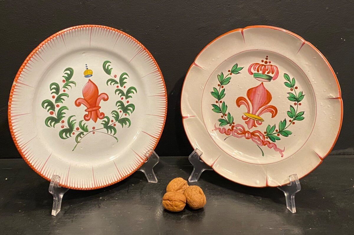 Deux Assiettes à La Fleur De Lys .