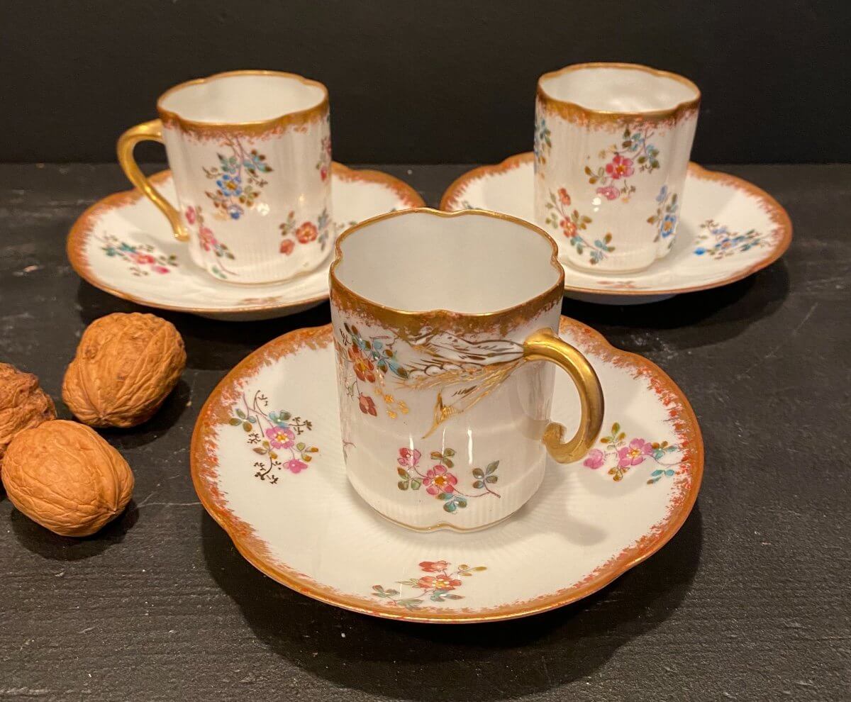 Trois Tasses En Porcelaine Fine