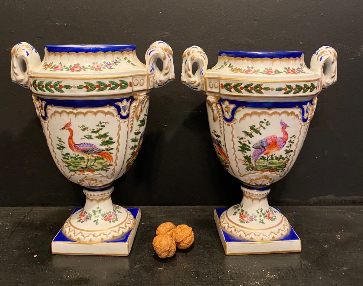 Deux Pots En Porcelaine à Décor d'Oiseaux
