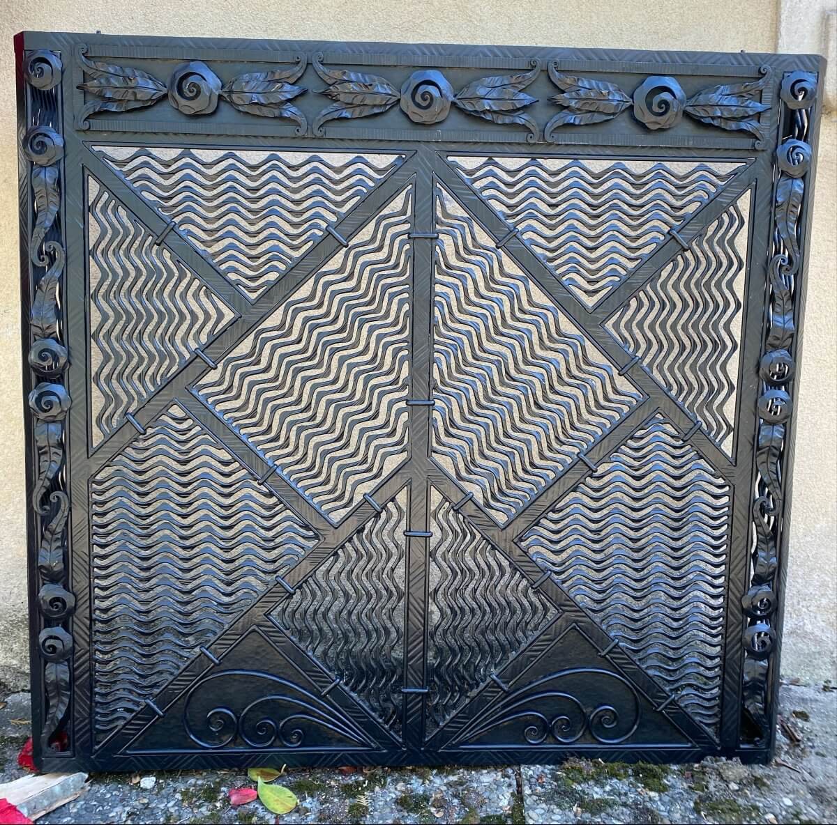 Grille cache-radiateur en fer à décor de - Lot 178 - Conan