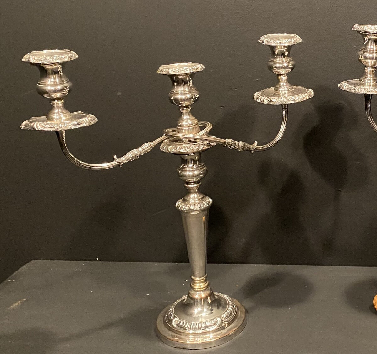 paire de candélabres en métal argenté