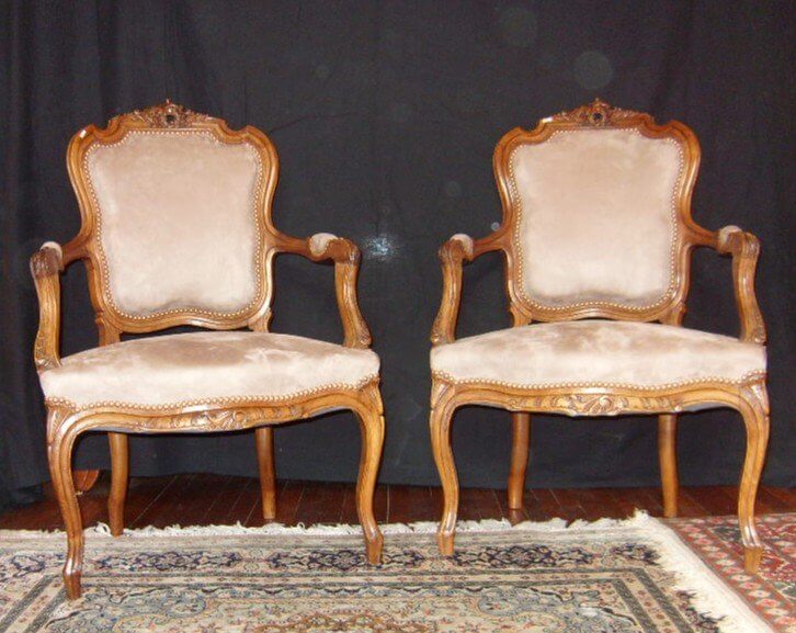 Paire De Fauteuils Rocaille En Noyer