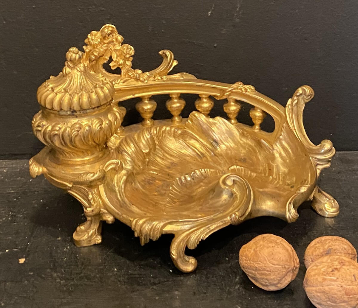 encrier rocaille en bronze doré.