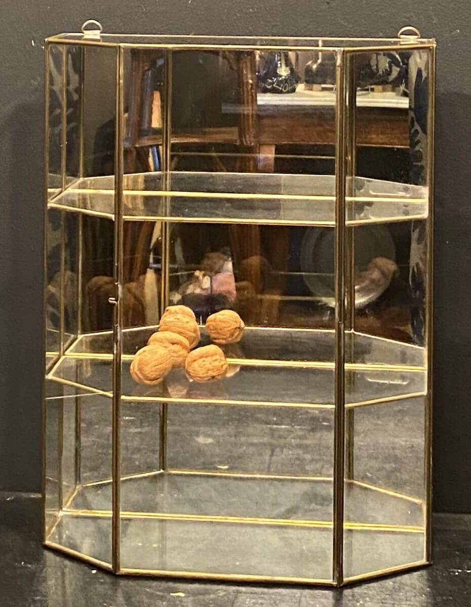 toute petite vitrine à poser ou à suspendre.