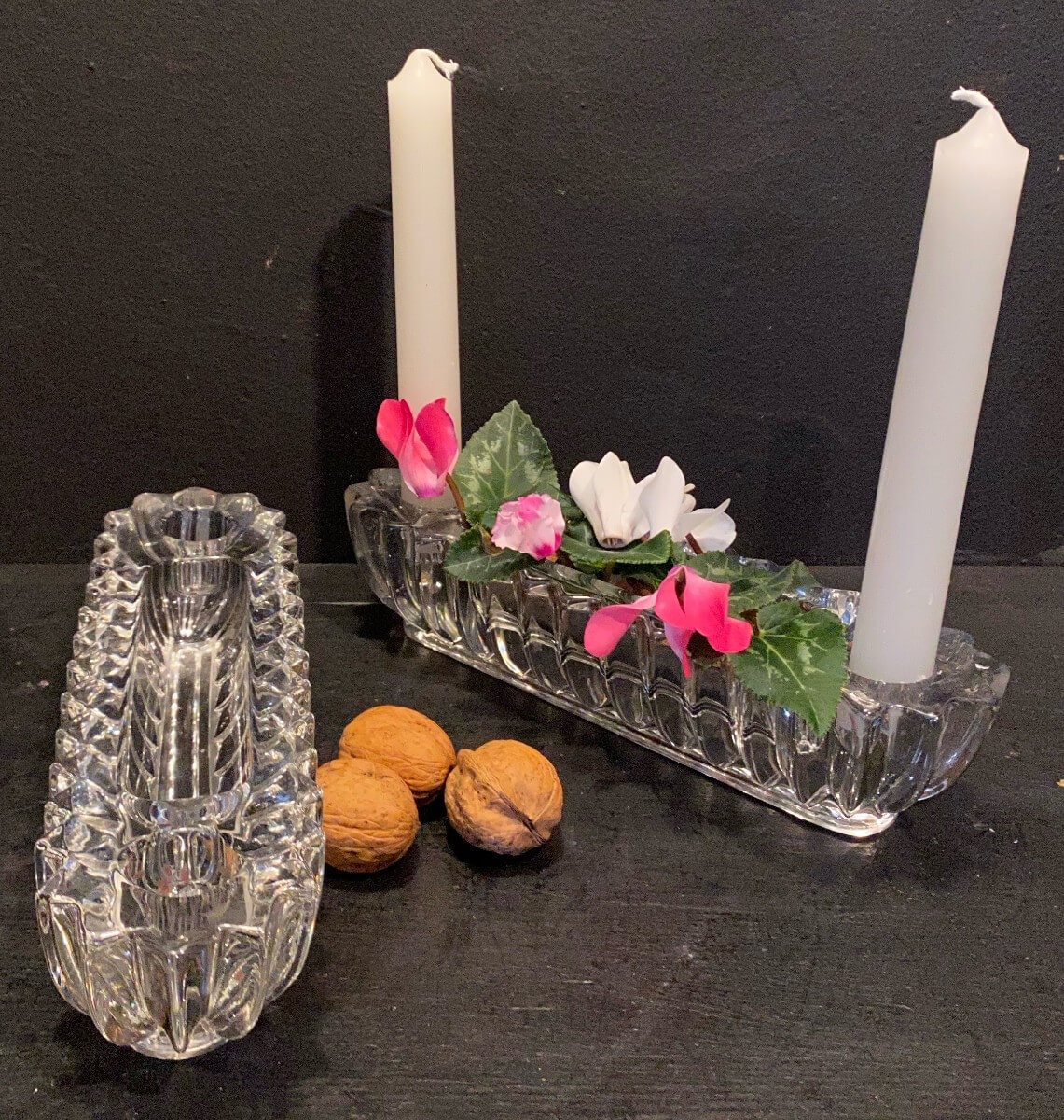 Paire De Bougeoirs En Cristal Moulé