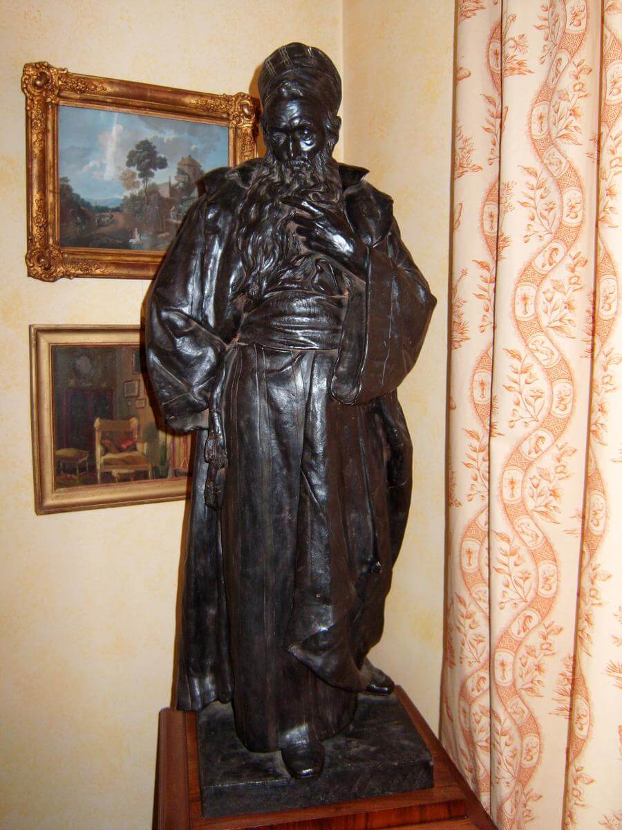 Statue De Grand Rabbin De Godscheider