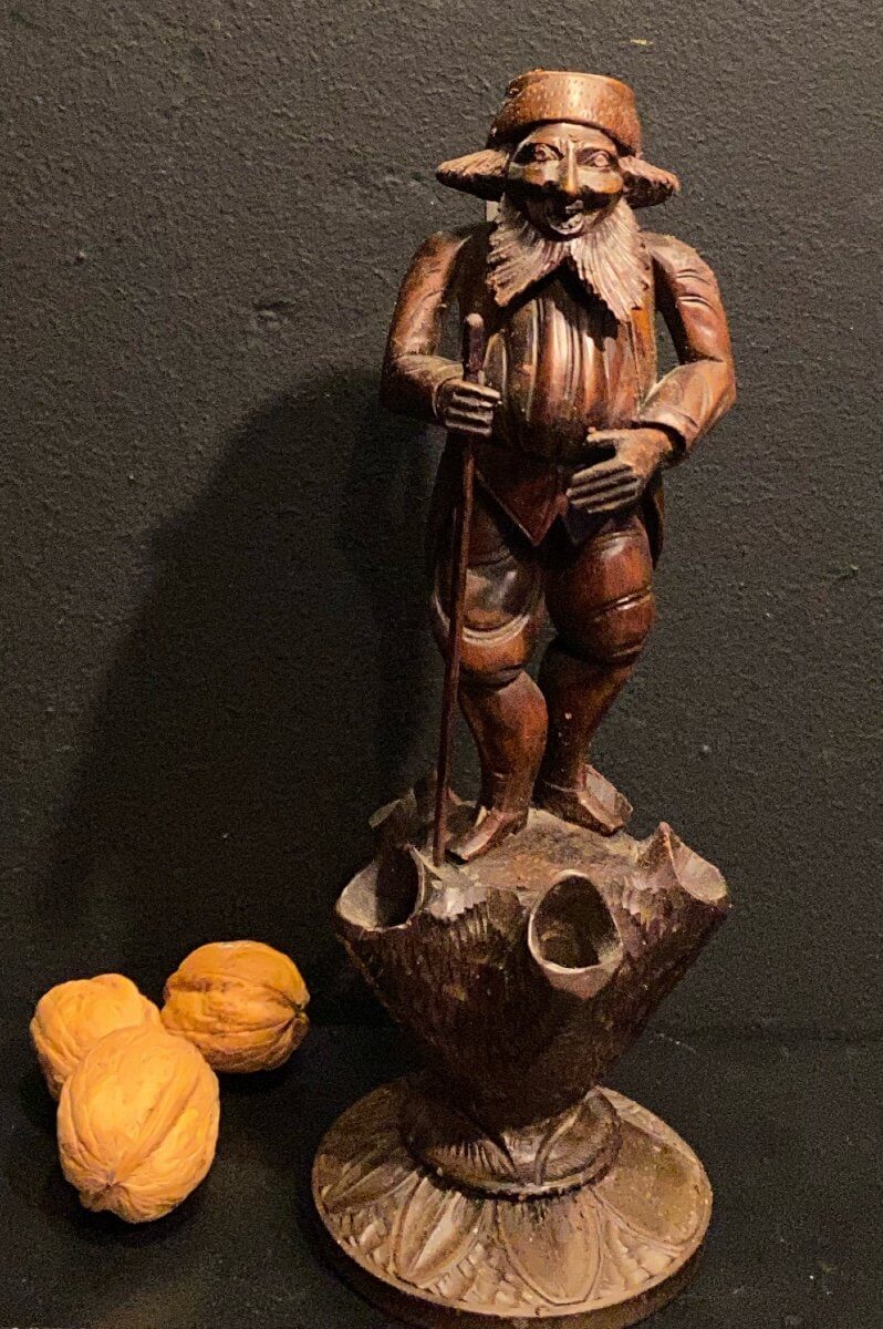 Statuette En Bois, Homme à La Canne