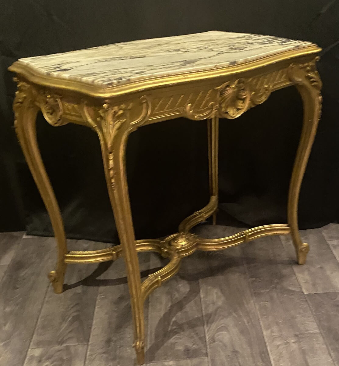 table de salon en bois doré