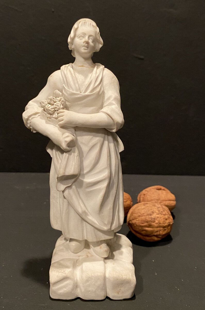 Biscuit, Femme Au Panier De Fraises