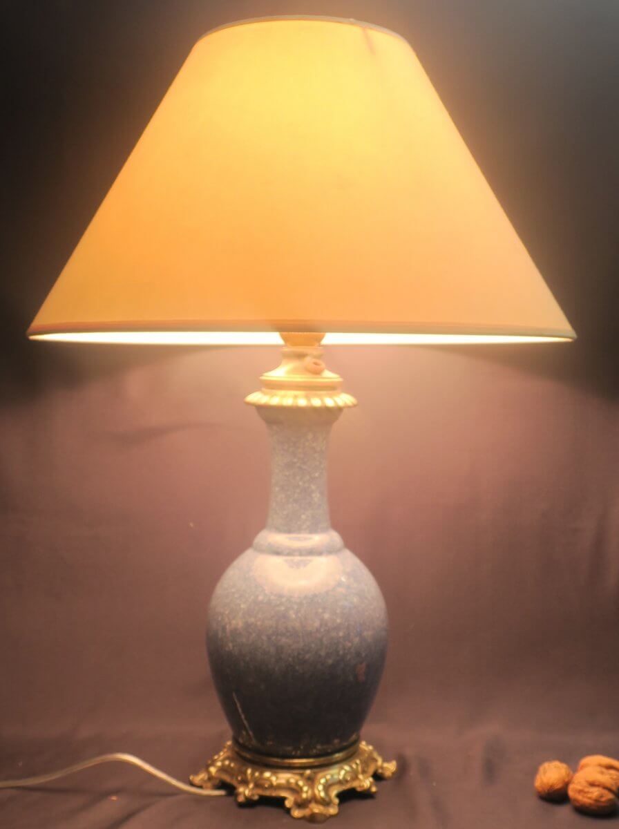 Lampe En Céramique Bleue Et Monture Bronze .