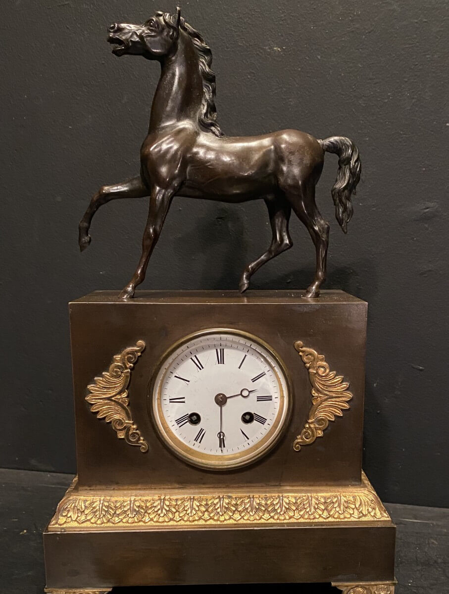 Pendule au cheval en bronze à deux patines